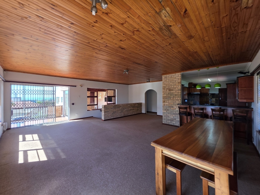 4 Bedroom Property for Sale in Wavecrest Eastern Cape